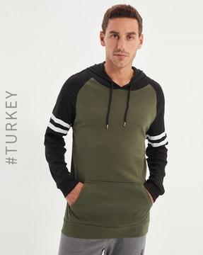 full- sleeves hoodie with kangaroo pockets