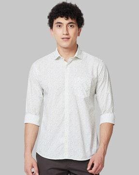 geometric print slim fit shirt with patch pocket