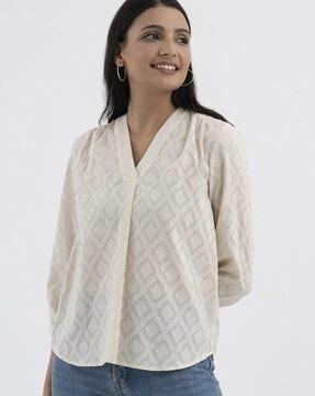 geometric pattern v-neck top with curved hem