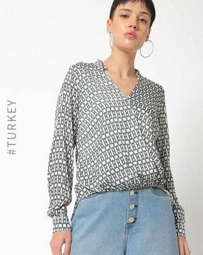 geometric print collar-neck top