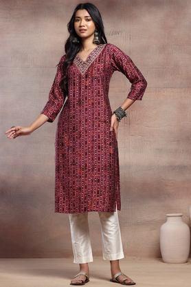 geometric print cotton v-neck women's casual wear kurta - maroon