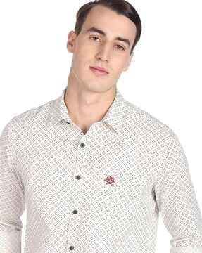 geometric print patch pocket shirt