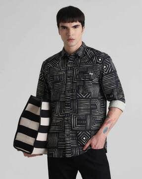 geometric print shirt with flap pockets