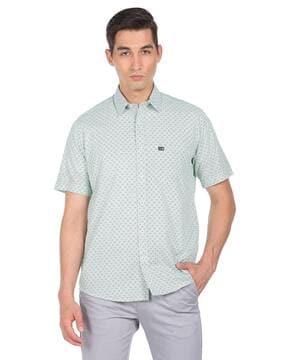 geometric print shirt with patch pocket