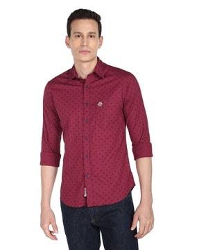 geometric print shirt with patch pocket