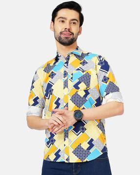 geometric print shirt with patch pocket