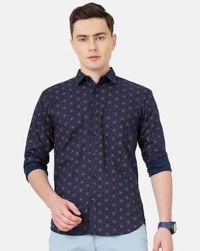 geometric print shirt with patch pocket