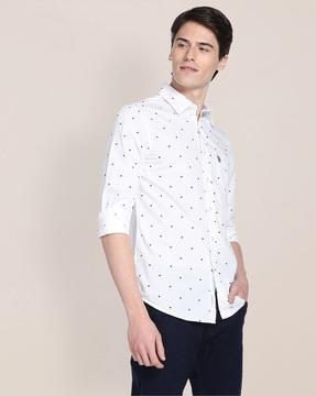 geometric print shirt with patch pocket