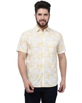 geometric print shirt with patch pocket