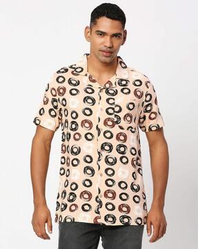geometric print shirt with patch pocket