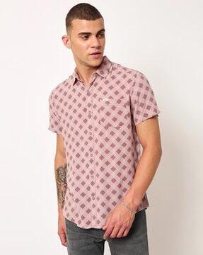 geometric print slim shirt with patch pocket
