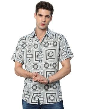 geometric print spread collared shirt
