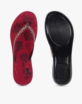 geometric print thong-strap sandals