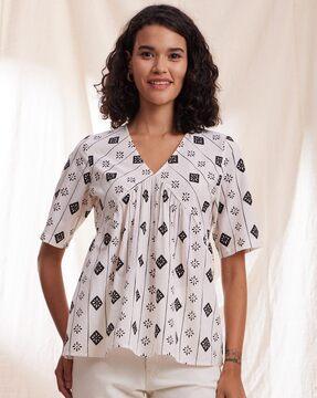 geometric print top with short sleeves