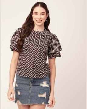 geometric print top with short sleeves