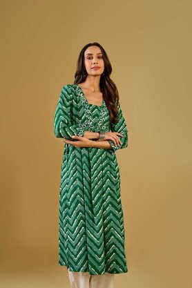 geometric print viscose v-neck women's casual wear kurta - green