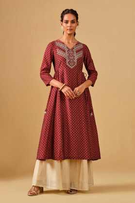 geometric print viscose v-neck women's kurta - maroon