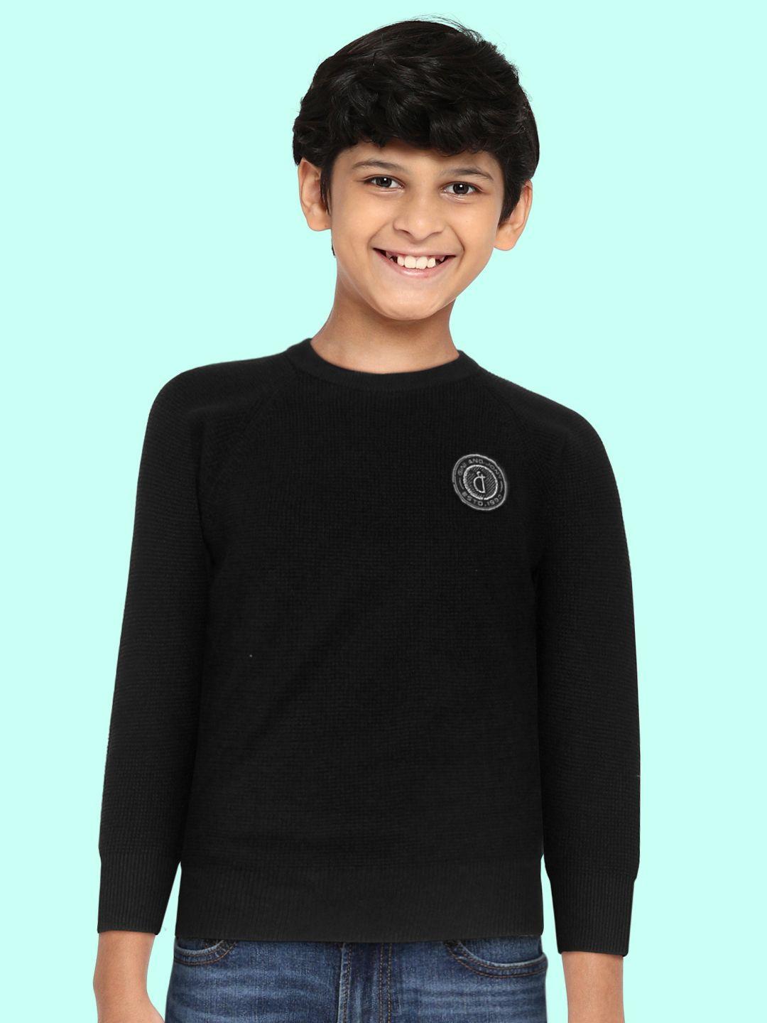 gini and jony boys black pure cotton solid pullover with applique detail