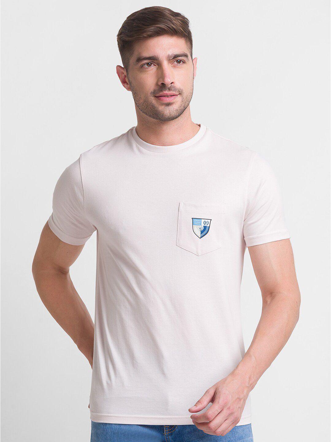 giordano men cream-coloured solid cotton slim fit t-shirt