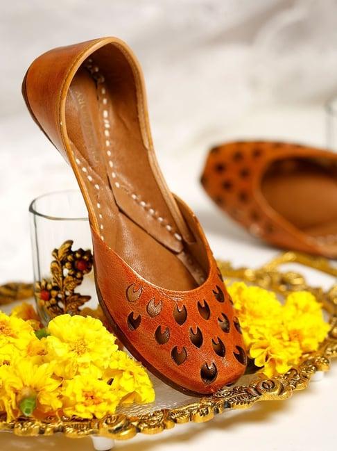 glam story women's brown ethnic juttis