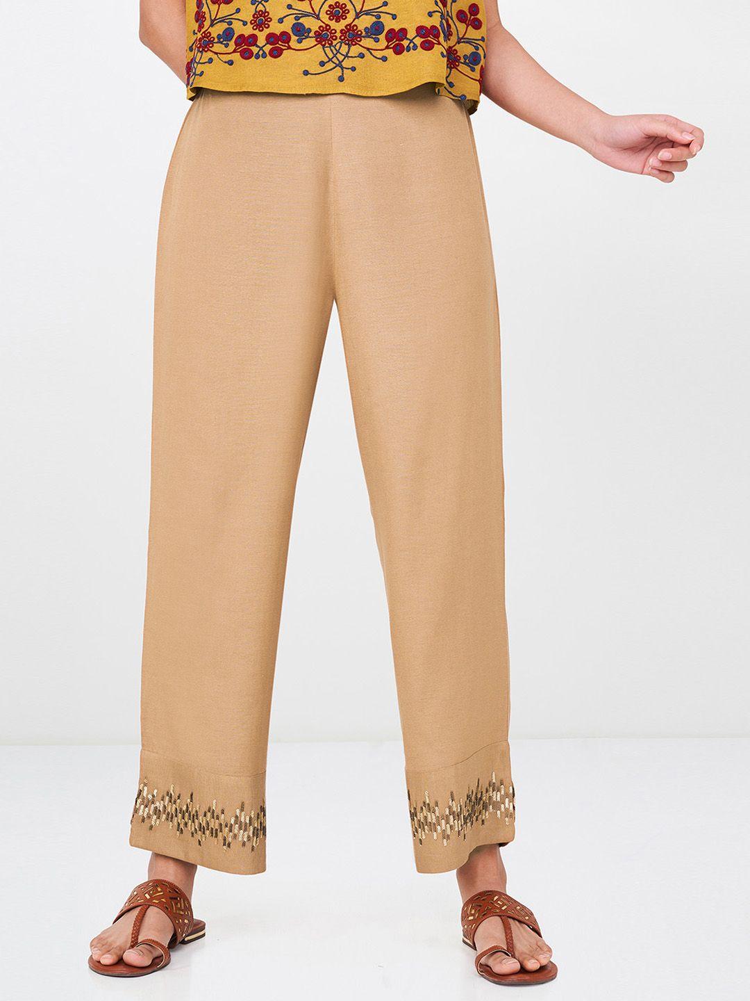 global desi women beige regular fit printed regular trousers