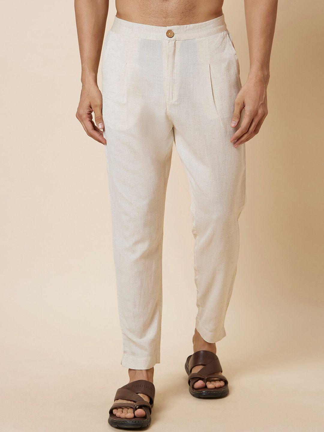 globus men beige mid-rise pleated cotton trousers