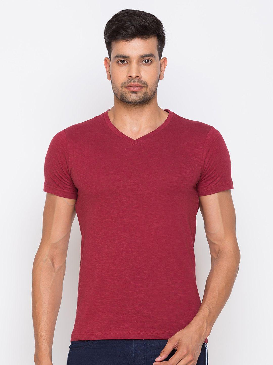 globus men maroon solid v-neck t-shirt