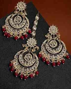 gold-plated kundan-studded chandbali earrings & mang tikka set
