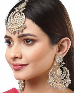 gold-plated stone-studded mangtikka with earring