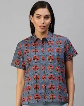 graphic print shirt with curved hemline