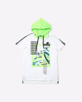 graphic print t-shirt with colourblock hood