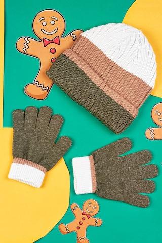 green color block winterwear cap & gloves set