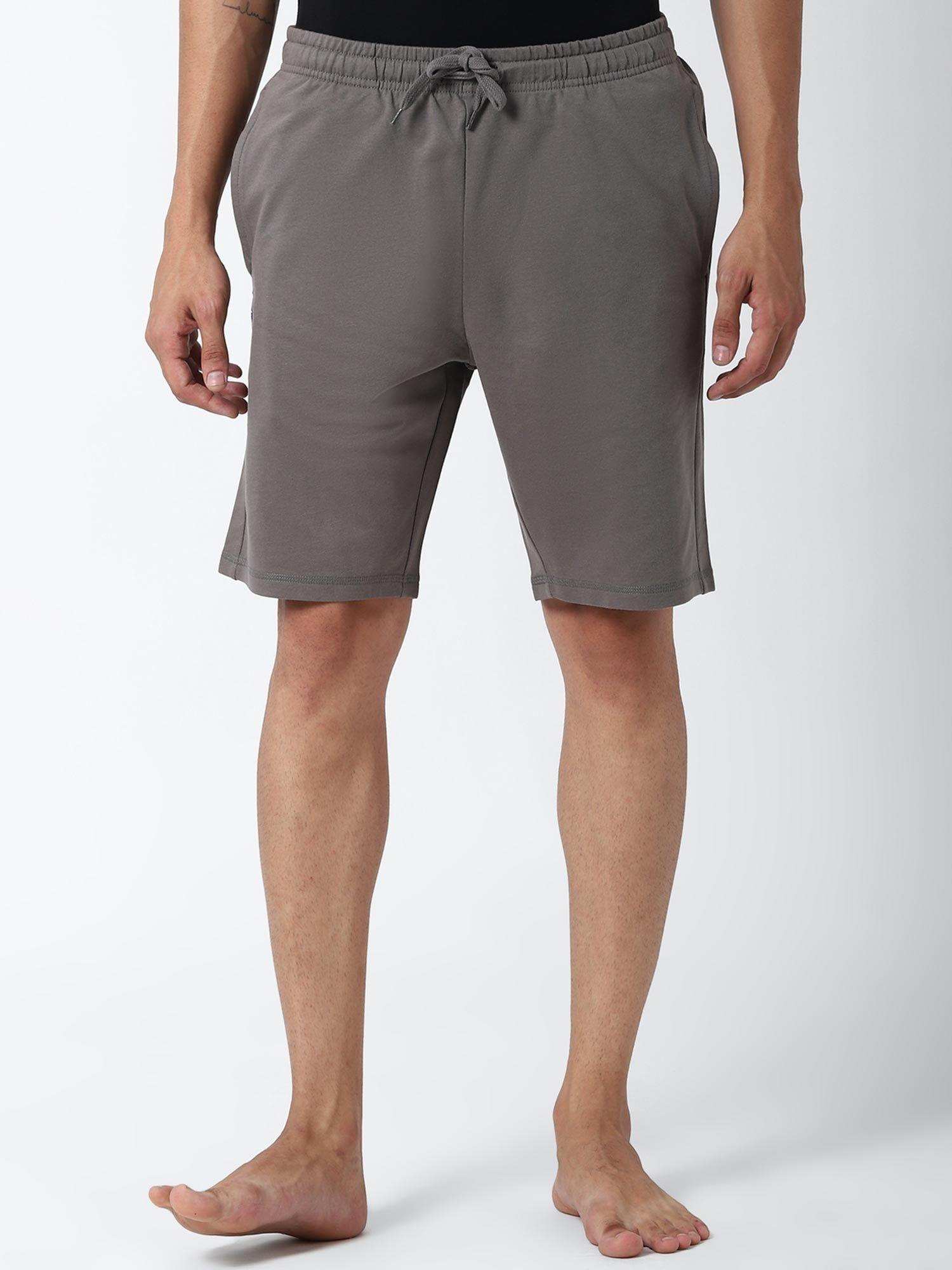 grey shorts