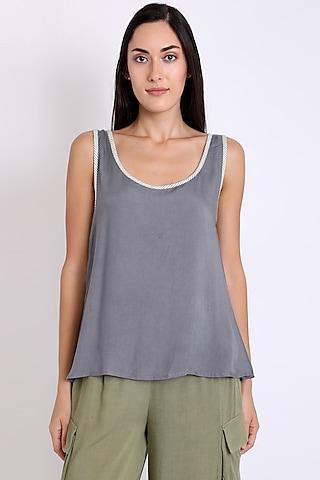 grey top with round neck