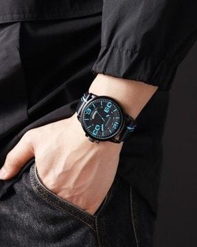 gz50053 analogue round shaped watch with buckle closure