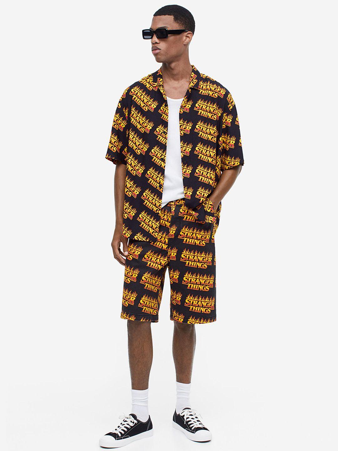 h&m men loose fit printed twill shorts