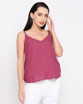 heart print v-neck top with curved hem