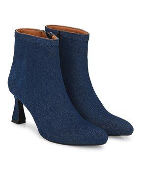 heeled ankle-length boots with zip closure
