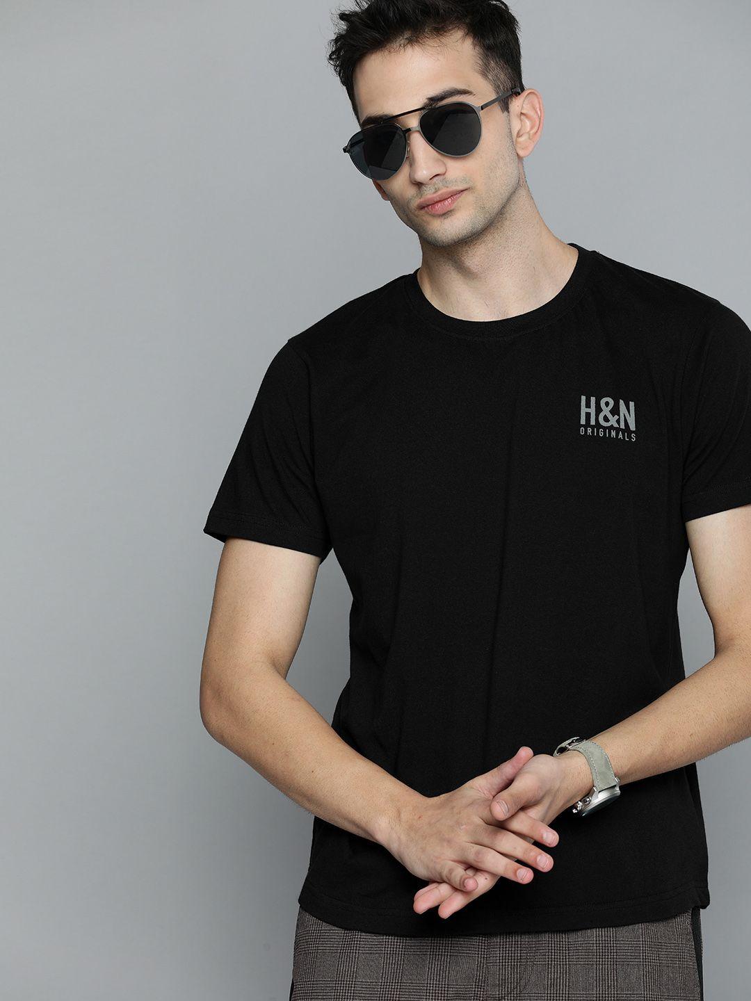 here&now men black solid round neck t-shirt with print detail