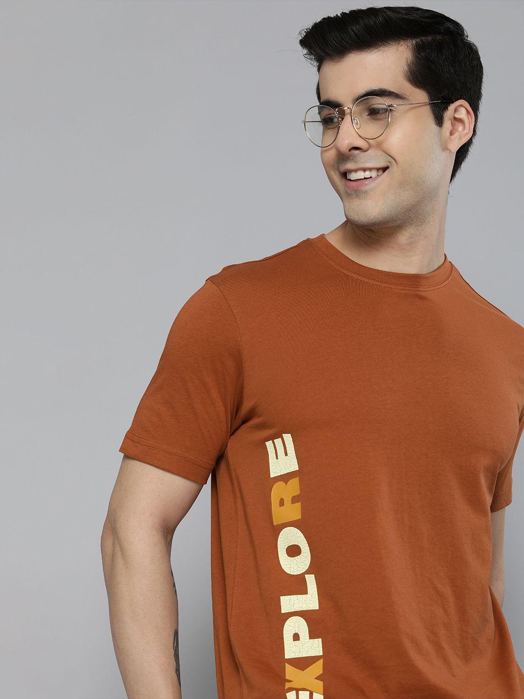 here&now men orange typography printed pure cotton t-shirt