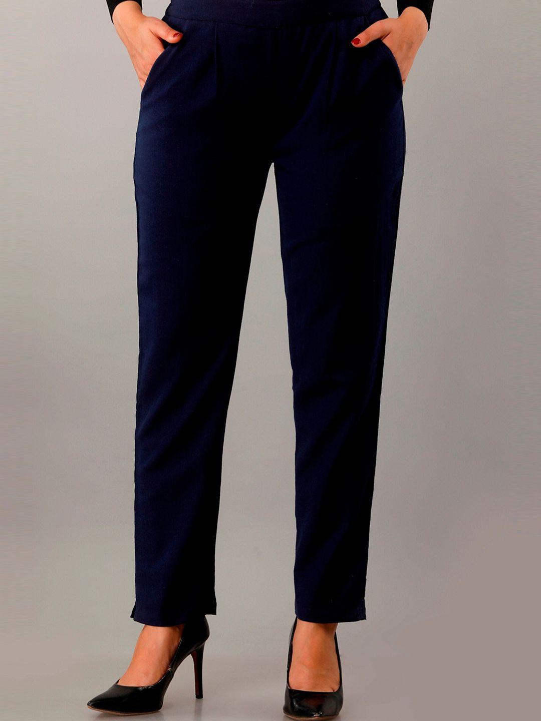 here&now women navy blue mid rise easy wash cropped cotton straight fit trousers
