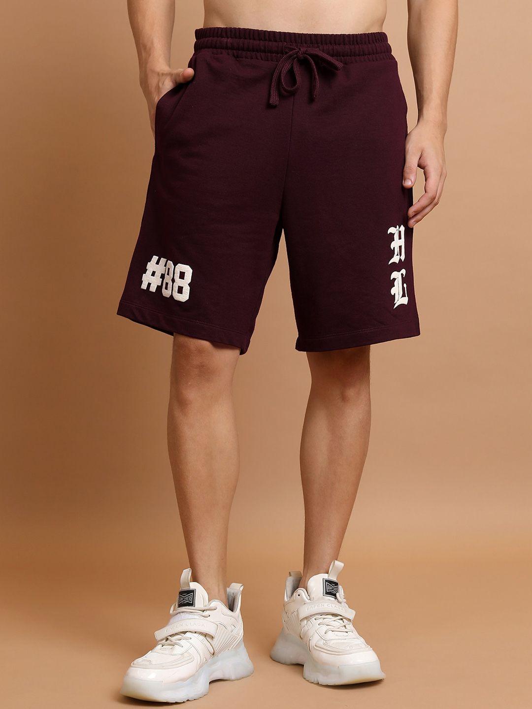 highlander men maroon relaxed fit mid-rise typography printed shorts