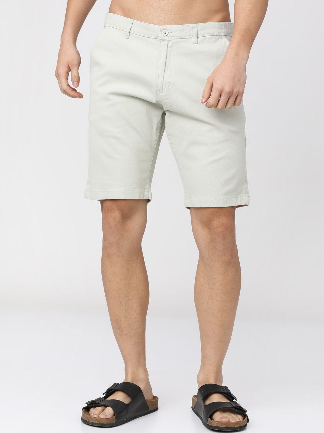 highlander men cream-coloured slim fit high-rise regular shorts