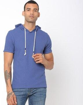 hooded t-shirt with drawstring fastening