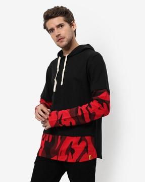 hoodie with drawstring fastening