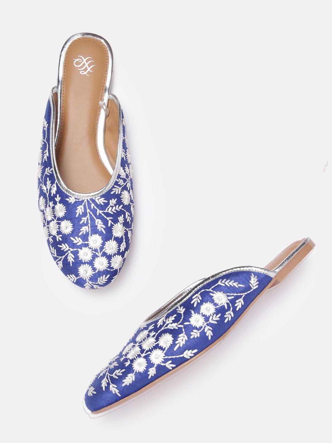 house of pataudi women navy blue & white embroidered ethnic mules