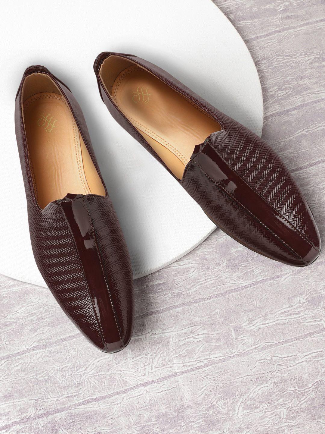 house of pataudi men burgundy textured & glossy finish handcrafted leather mojaris