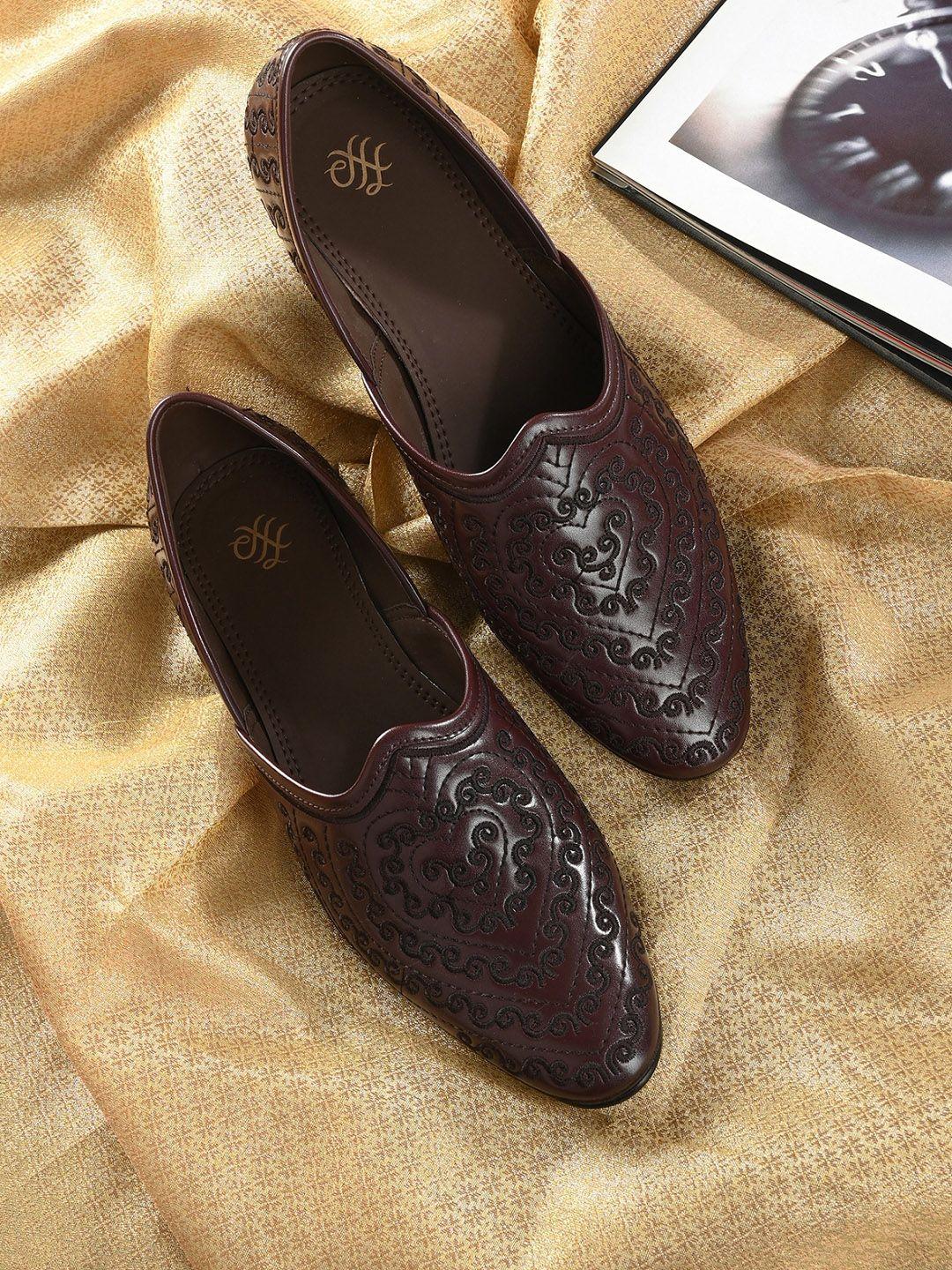 house of pataudi men maroon textured mojaris