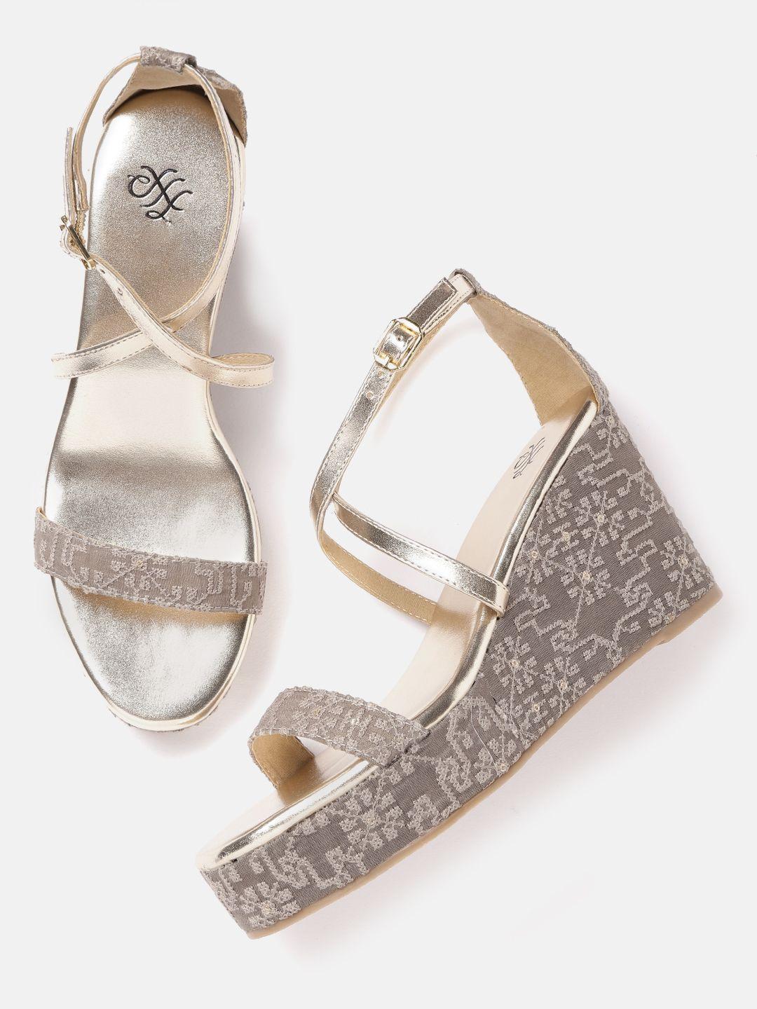 house of pataudi women grey & gold-toned handcrafted woven design wedges