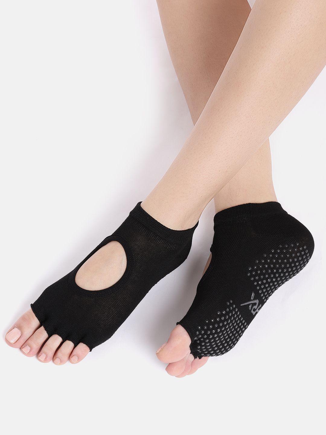 hrx by hrithik roshan women black solid ankle length cut out half toe yoga socks
